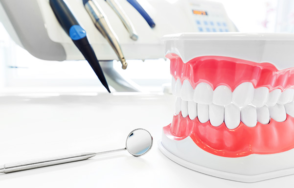 Протезирование зубов: виды протезов, достоинства и недостатки