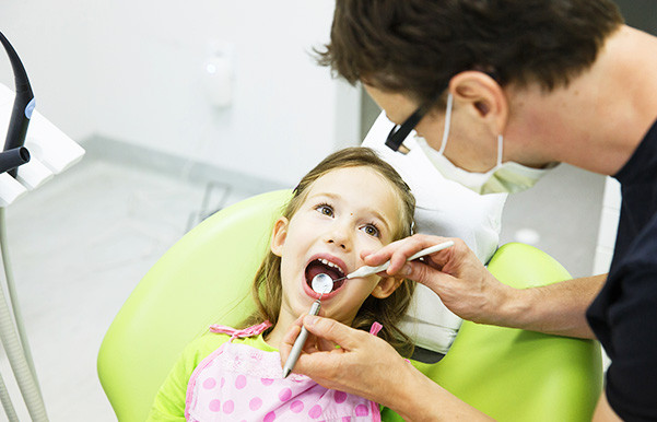 Нужно ли лечить молочные зубы и как их лечат?